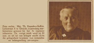 872998 Portret van mej. Th. Kaanders-Soffrie (Leliestraat 8) te Utrecht, bij haar 80e verjaardag. Mej. Kaanders is ...